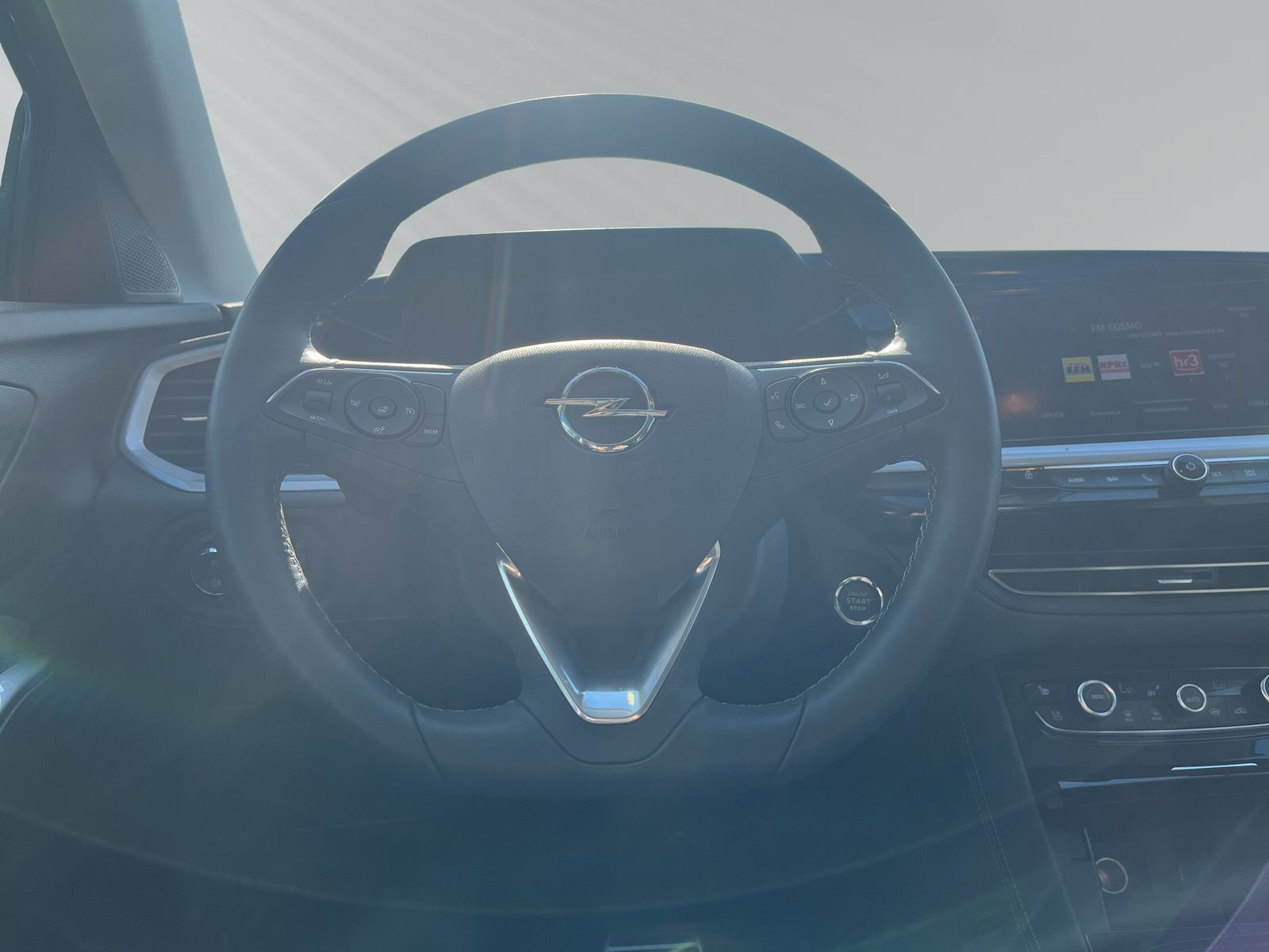 Grandland Elegance 1.2 Turbo+PDC+CAM+NAV+MEMORY+