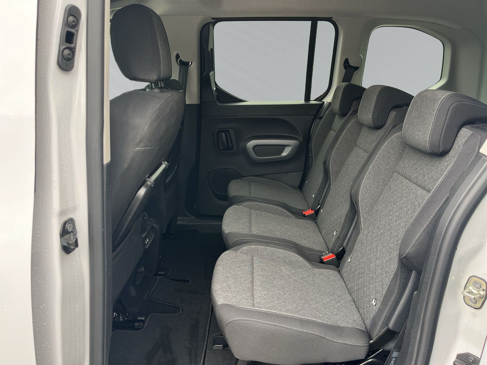 COMBO E GS 1.5 +DIESEL++CARPLAY+SHZ+PDC+KAMERA++