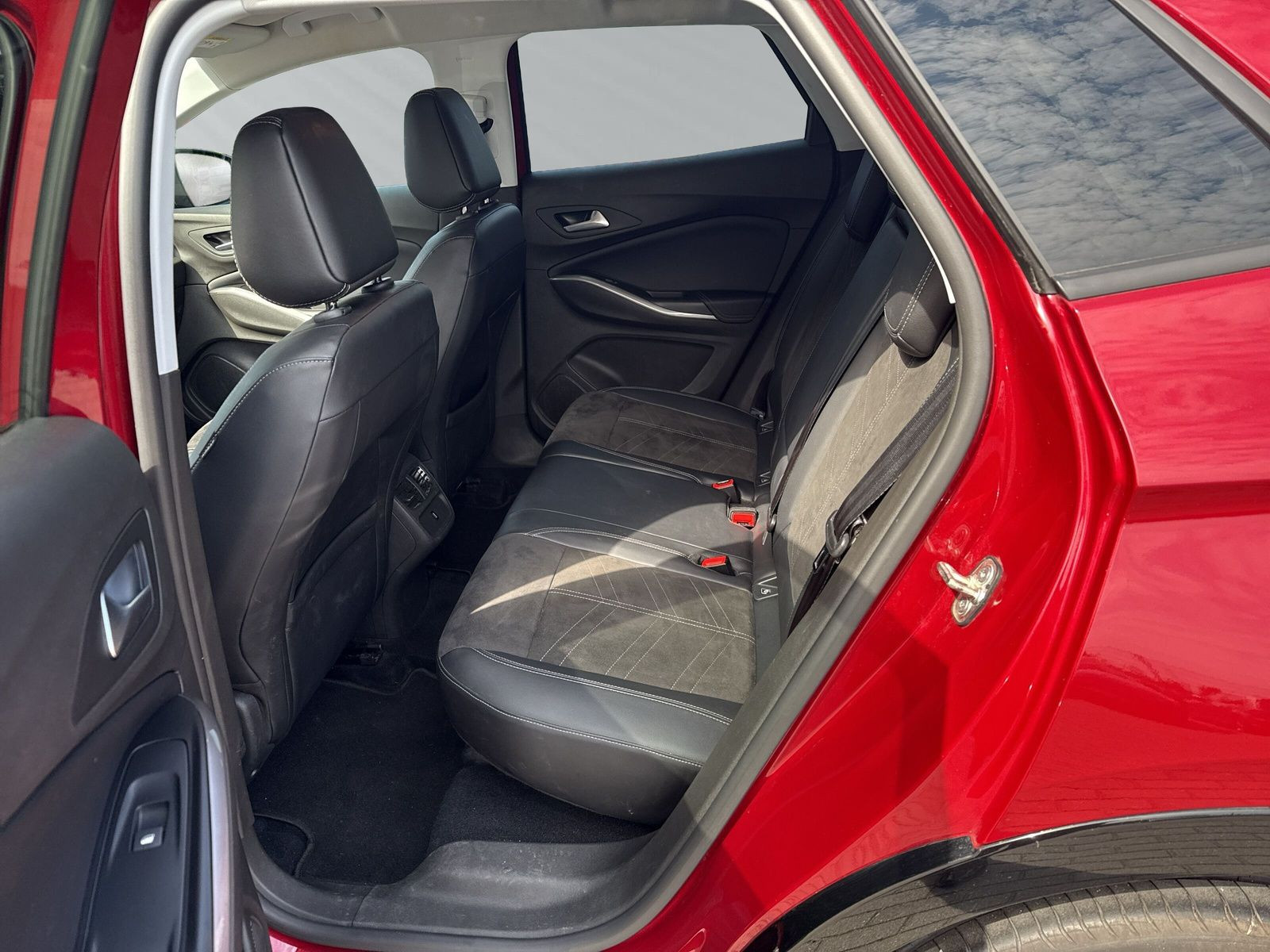 Grandland 1.2 GS ++AT+NAVI+PDC+CAM+CARPLAY+SHZ++