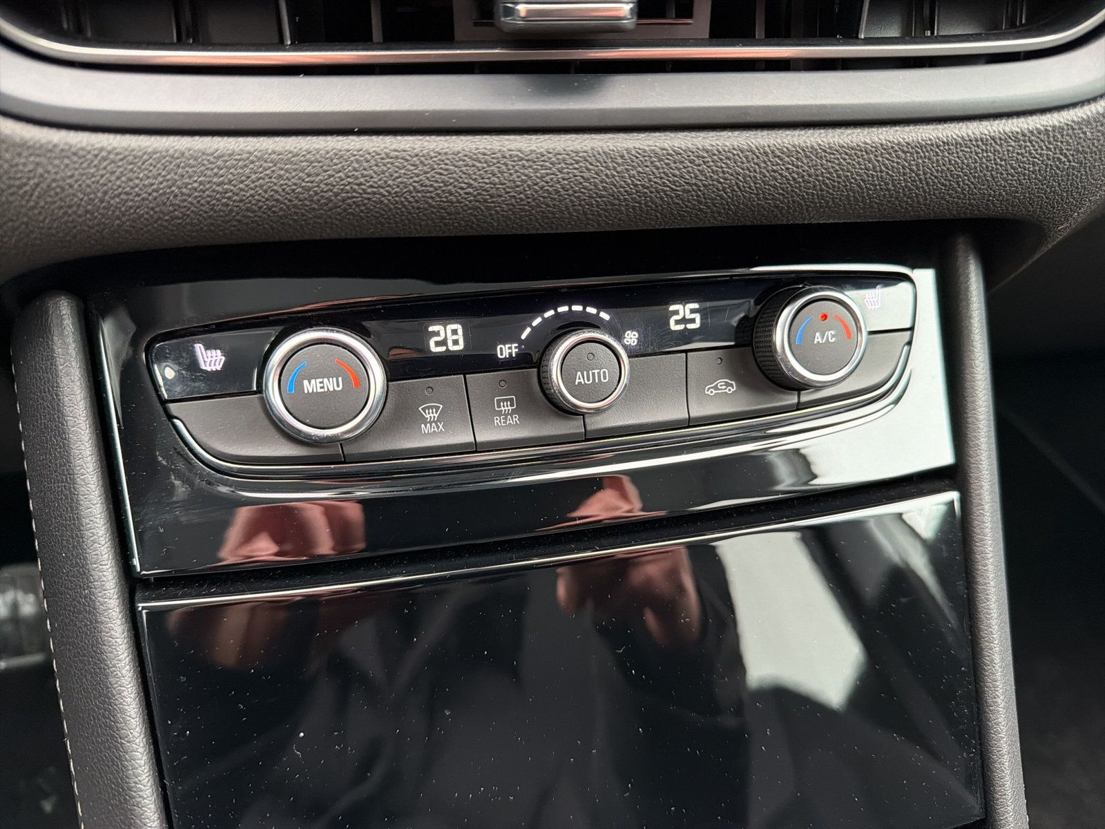 Grandland GS 1.2 Turbo AT8+ALLWETTER+INTELLI+SHZ