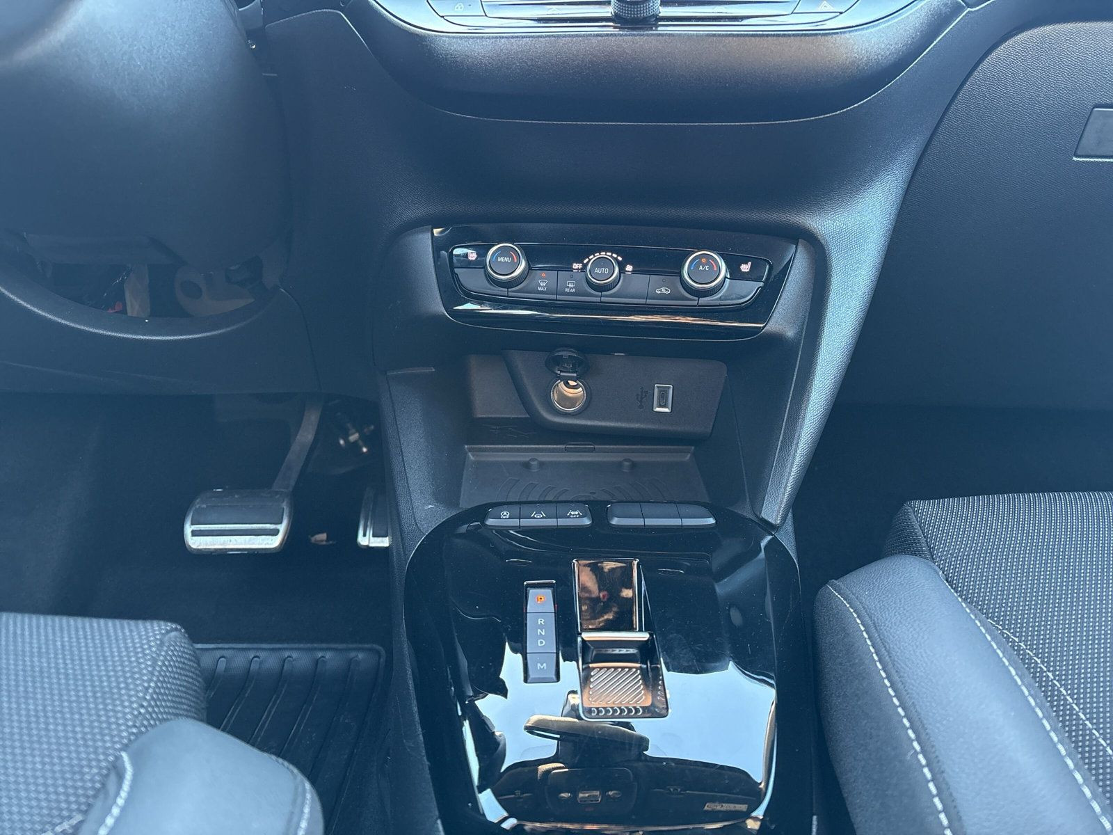 Corsa F GS 1.2 Hybrid 48V 100kW eDCT6+SHZ+LHZ+NAVI+CAM+