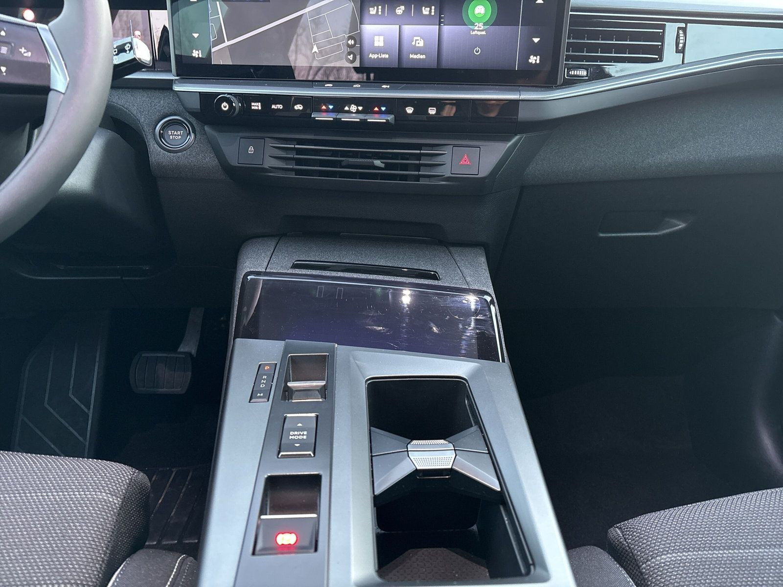 Grandland B Edition 1.2 Hybrid 48V 100kW eDCT6+SHZ+LHZ+NAVI++