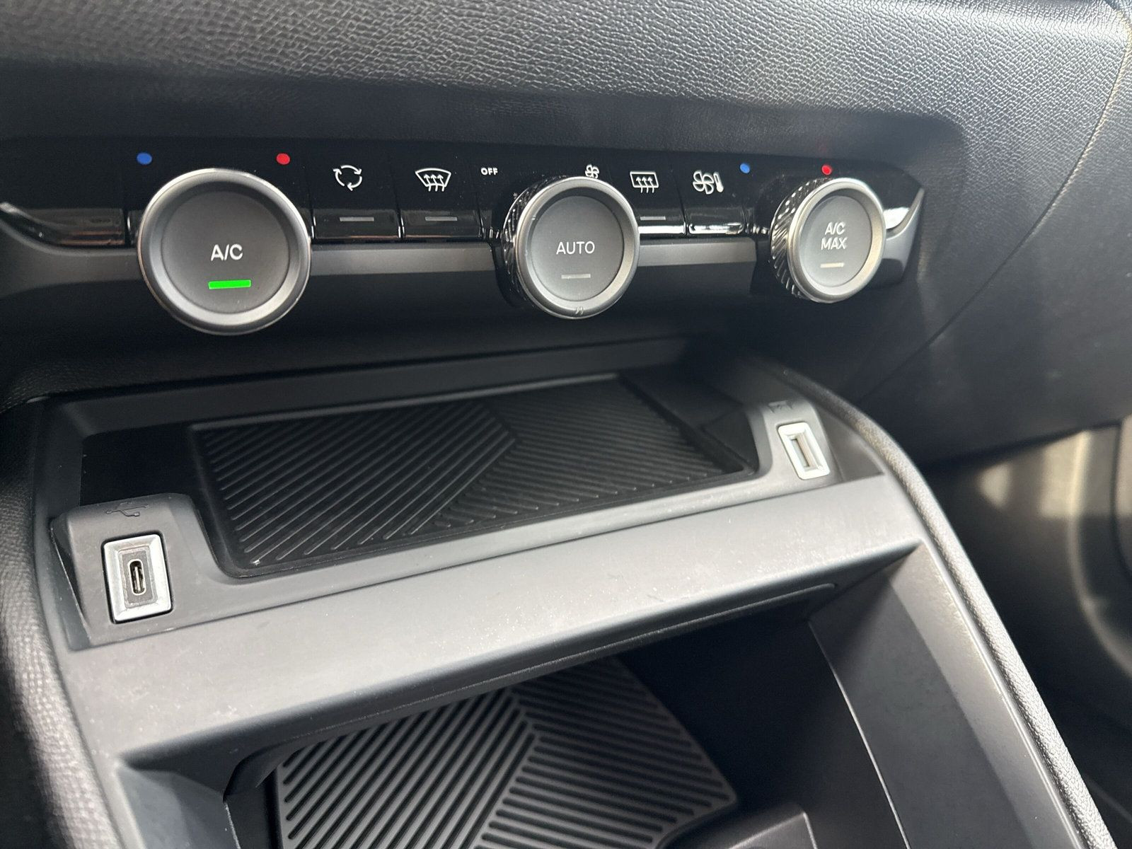 C4 PLUS PURETECH +130 +EAT8+KAMERA+PDC+CARPLAY++