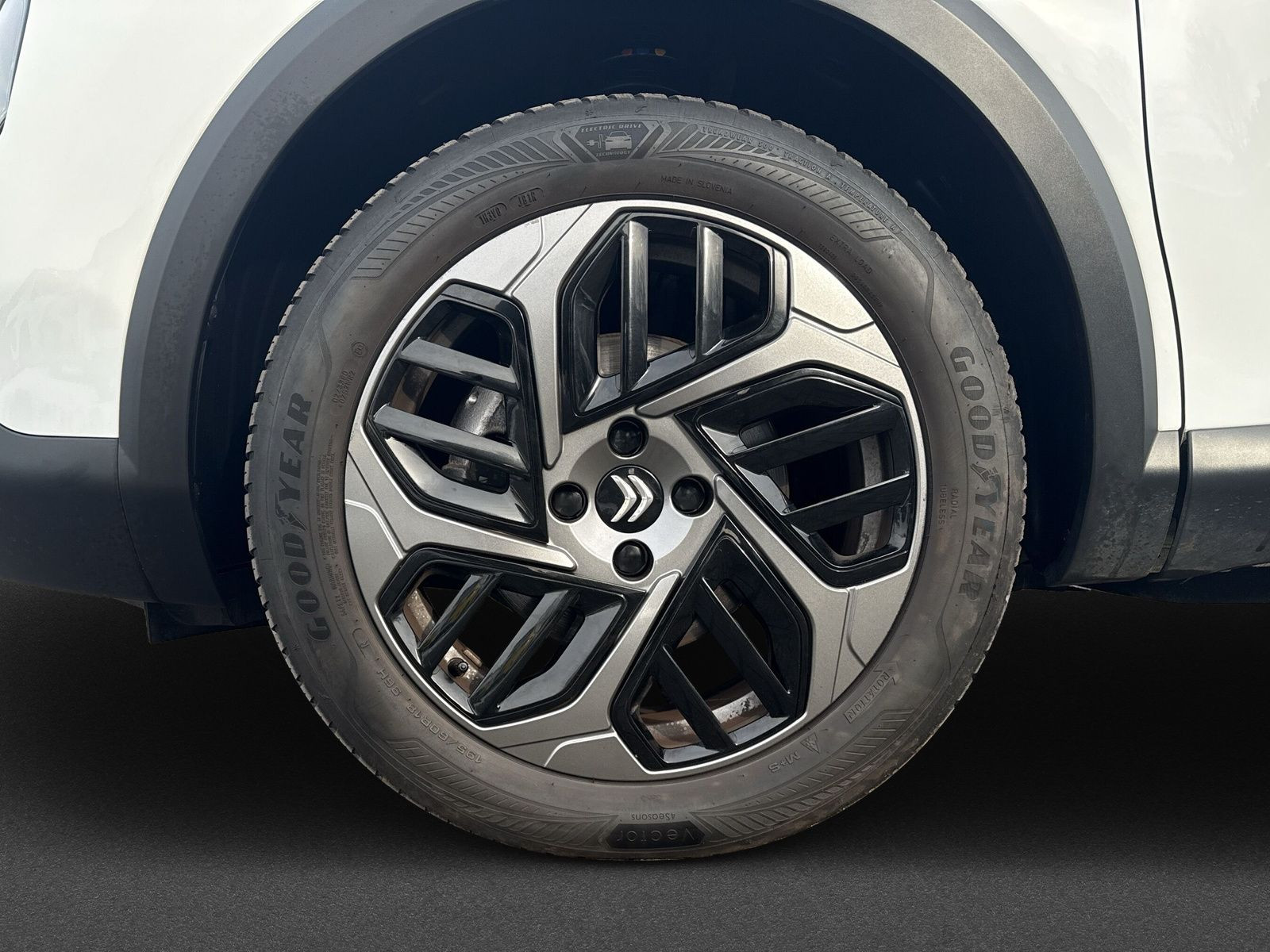 C4 PLUS PURETECH +130 +EAT8+KAMERA+PDC+CARPLAY++