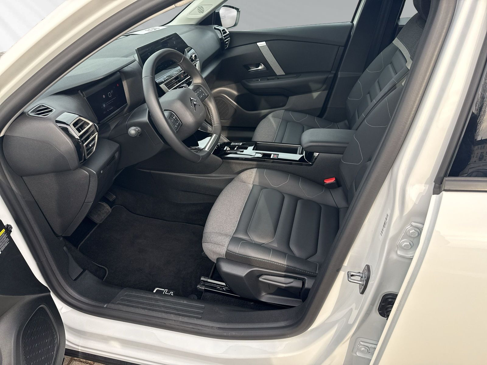 C4 PLUS PURETECH +130 +EAT8+KAMERA+PDC+CARPLAY++