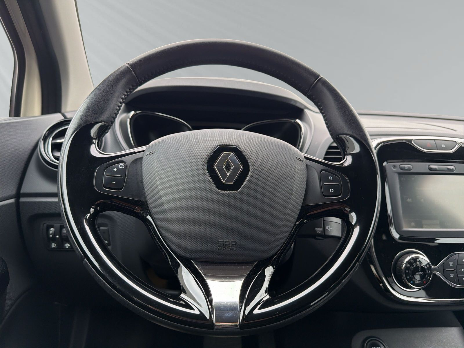 Captur 1.2 TCe 120 Luxe+AUTOMATIK+SITZHEIZ+NAVI+