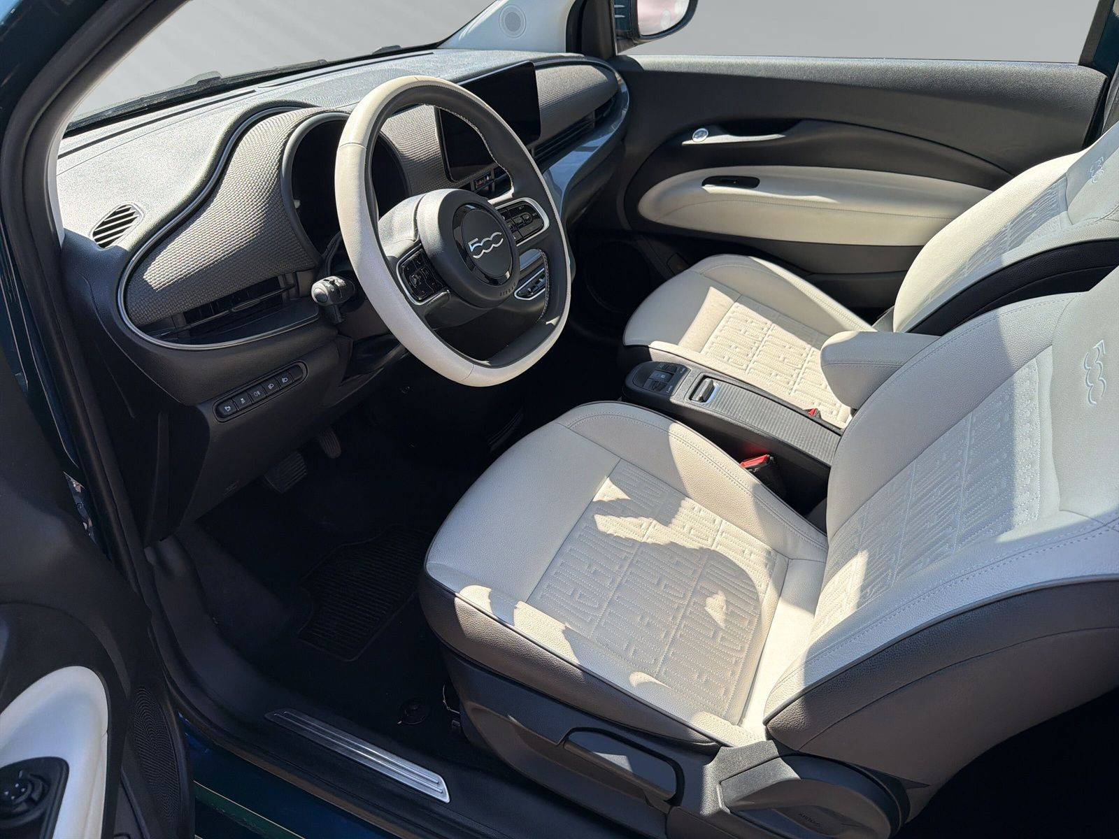 500e MJ22 42kWh laPrima  +SHZ+PANO+KLIMAAUTO+ALL