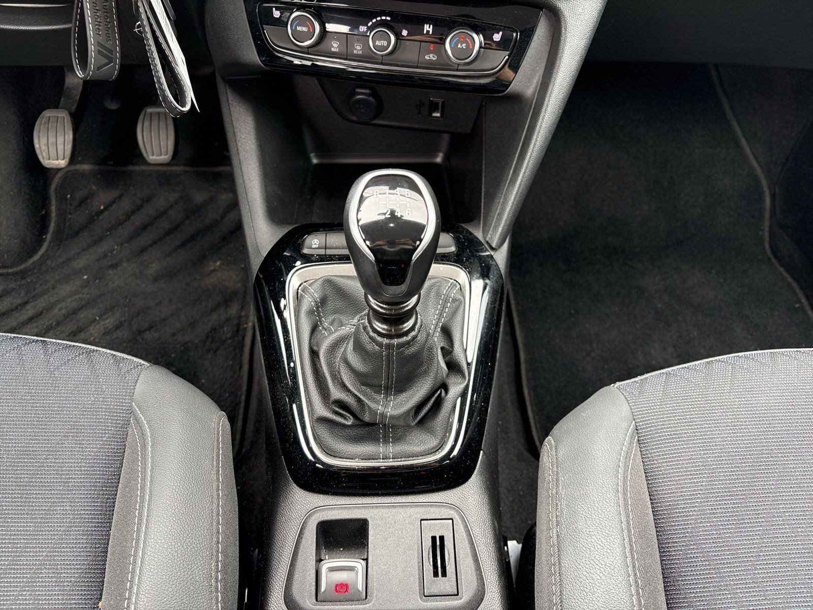 Corsa Elegance 1.2 Direct Inje 74kW+SHZ+LHZ+NAVI