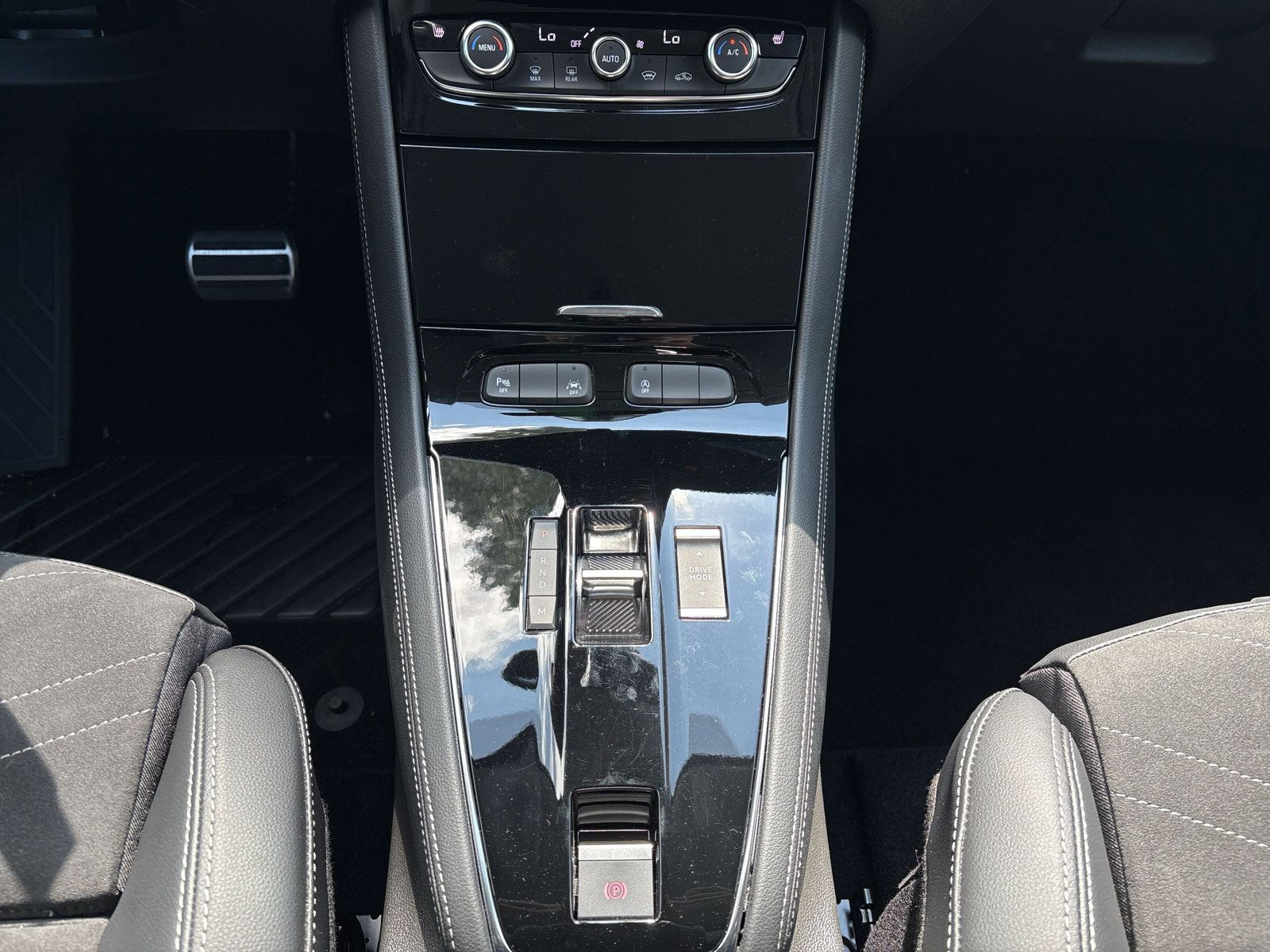 Grandland Elegance 1.2 Turbo+SHZ+LHZ+NAVI+KAMERA