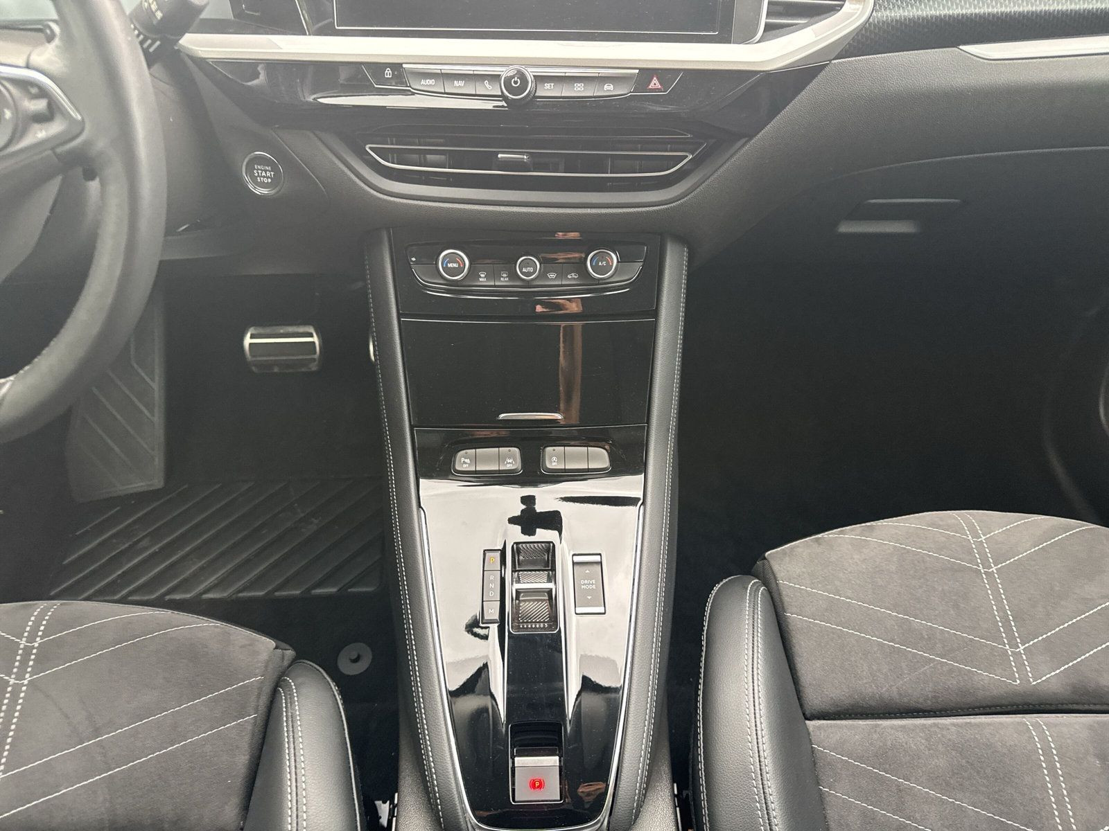 GRANDLAND ELEGANCE 1.2 TURBO AT8+360°+AHK+ALLWET