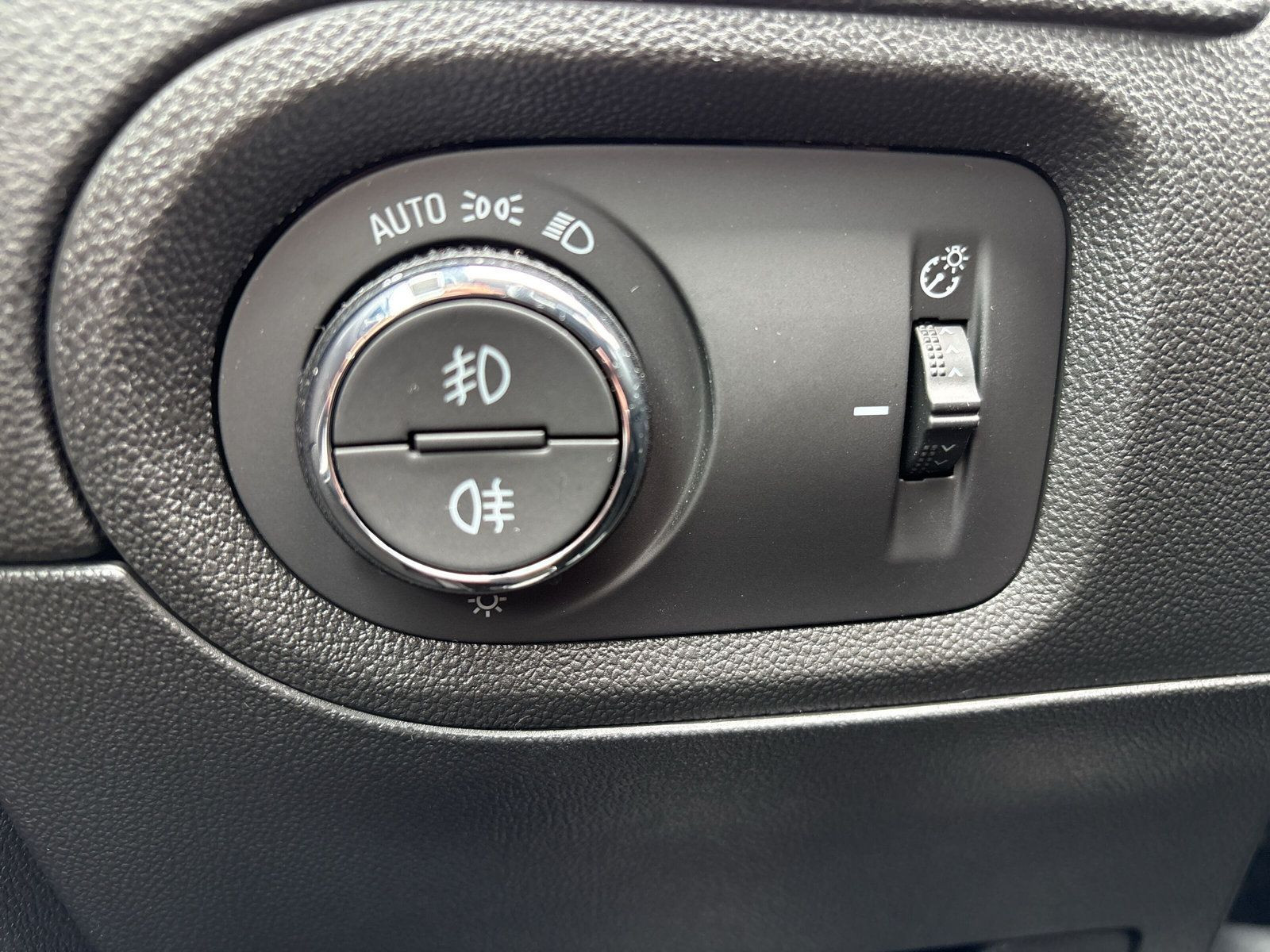 Grandland Elegance 1.2 Turbo AT8+SHZ+LHZ+NAV+KAM