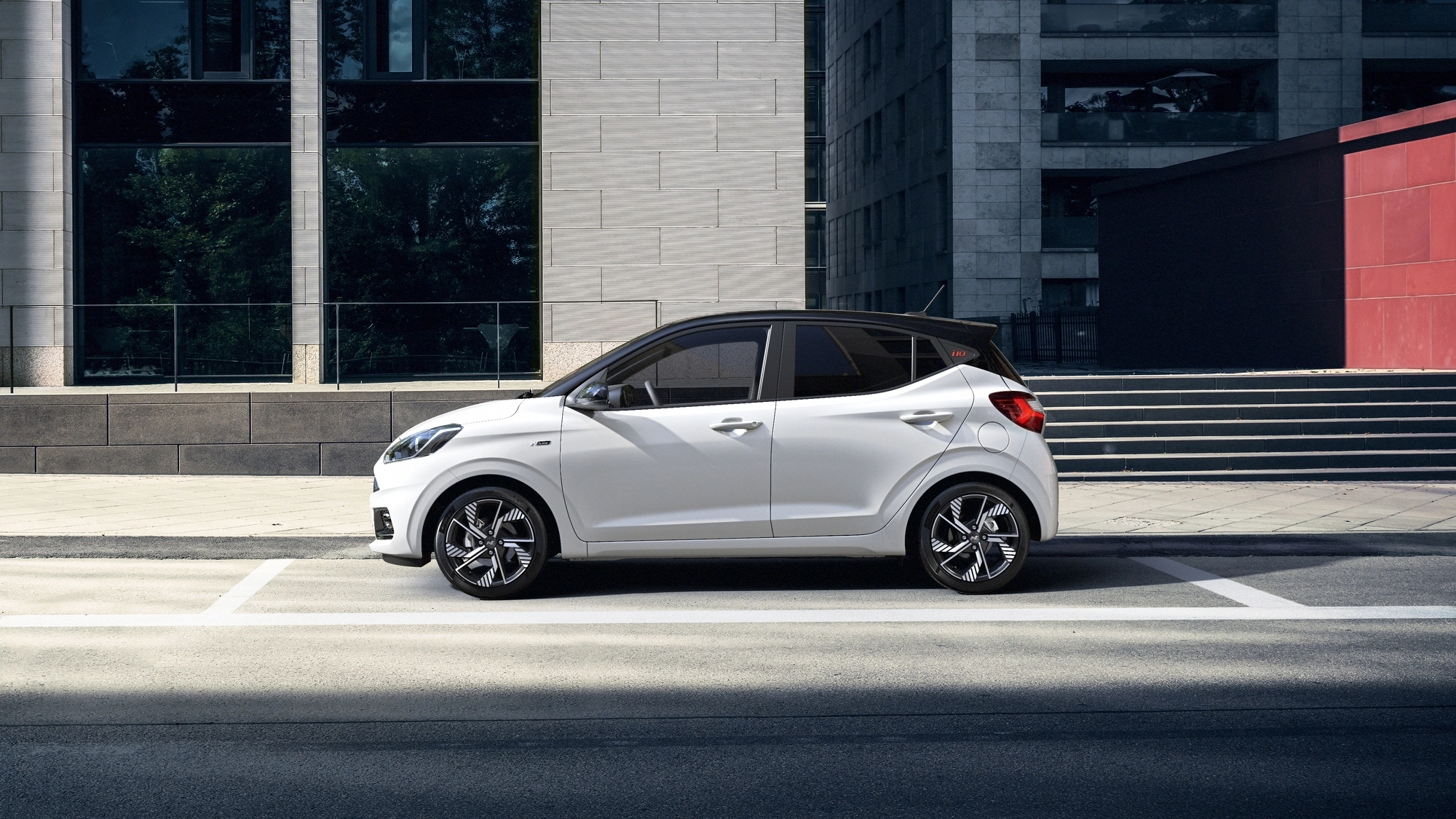 phpThumb_generated_thumbnail-5 Hyundai i10 vor Betonwand