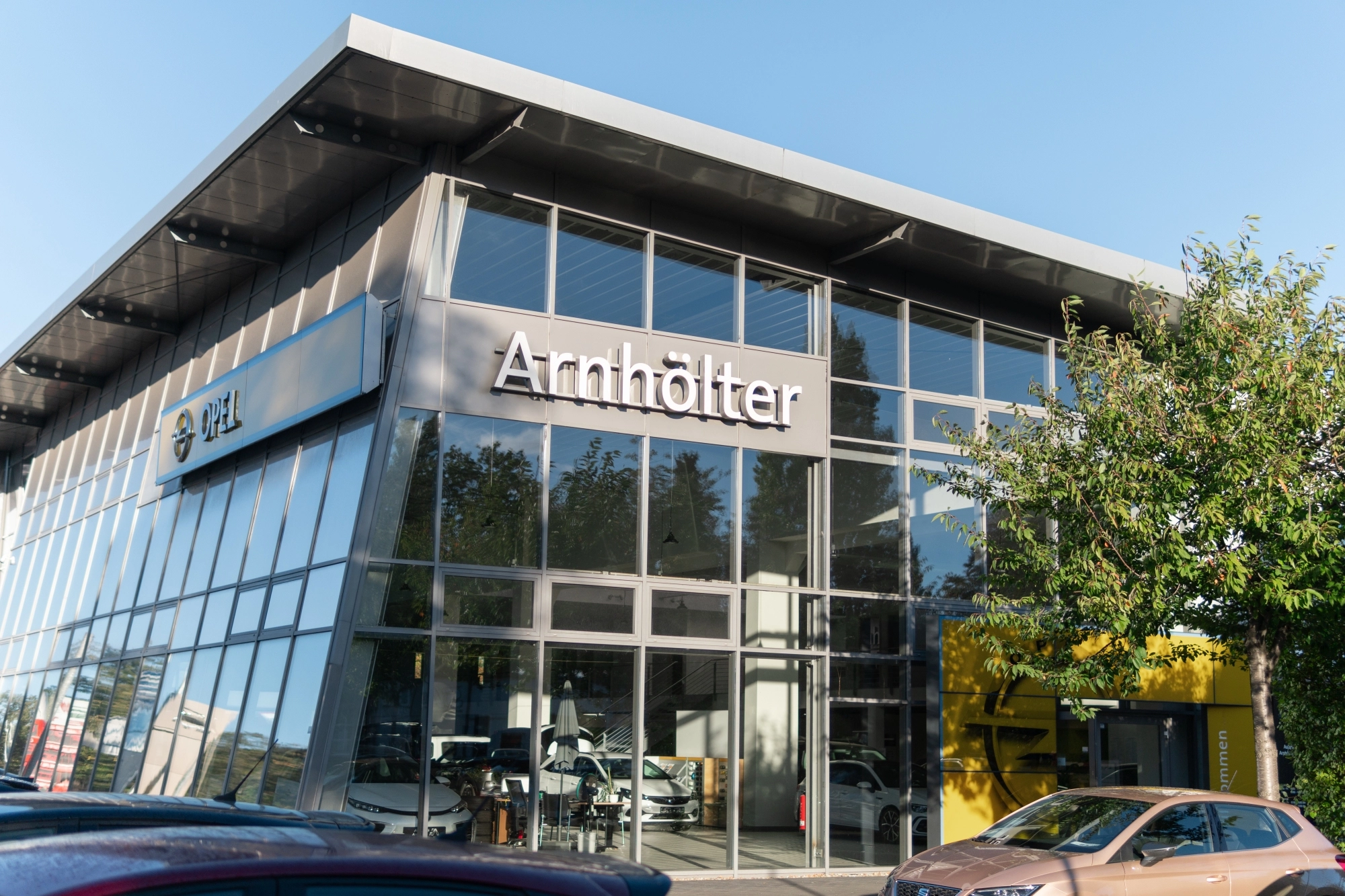 spandau-aussenansicht-ecke-01-autohaus-arnhoelter