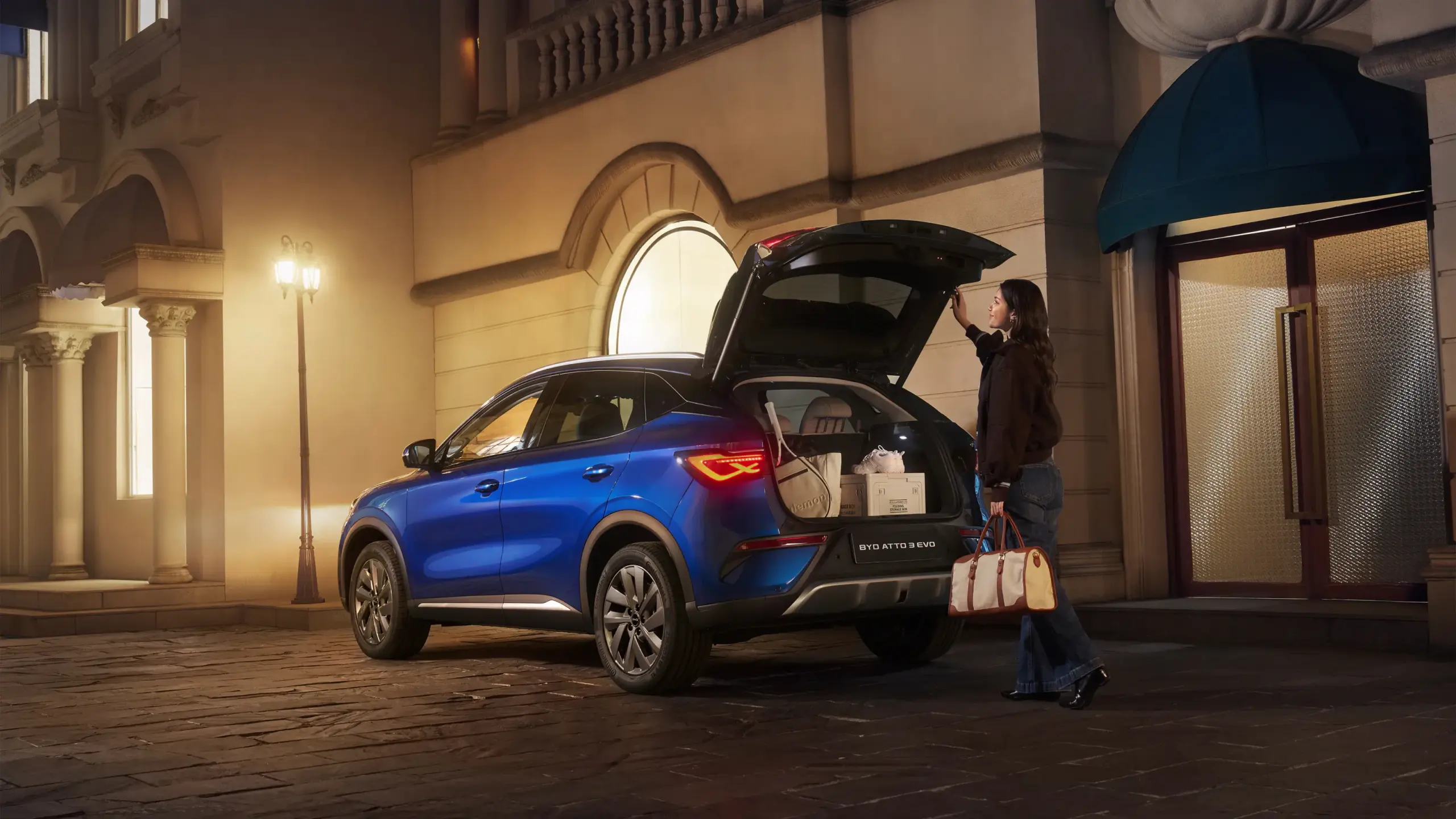 BYD ATTO 3 EVO mit geöffnetem Kofferraum